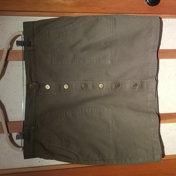 LOFT Dresses & Skirts - Host pick! Loft cotton twill, button-front skirt in olive, size 16, like new